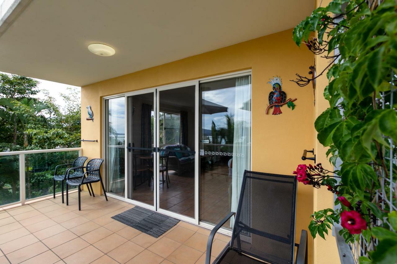 Sunlit Waters Studio Apartments Airlie Beach Exterior photo