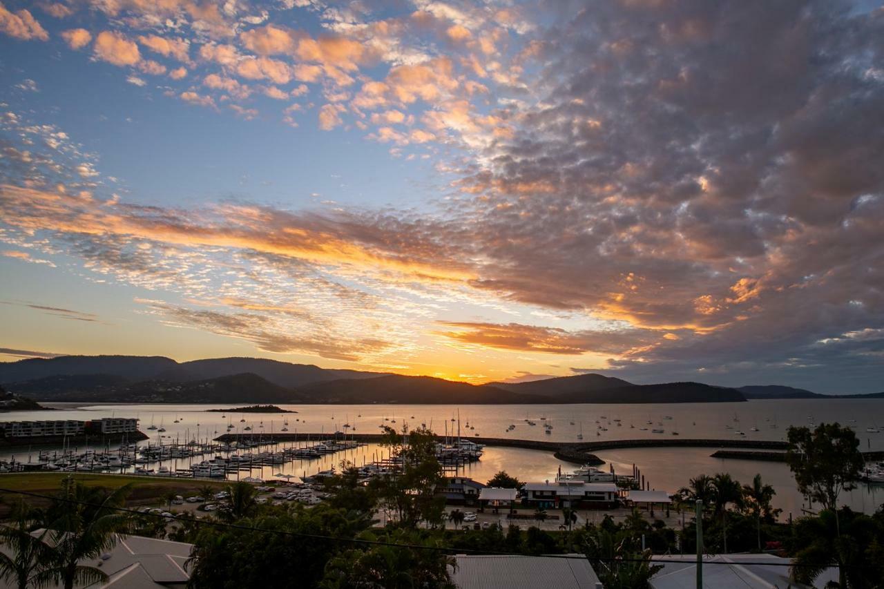 Sunlit Waters Studio Apartments Airlie Beach Exterior photo