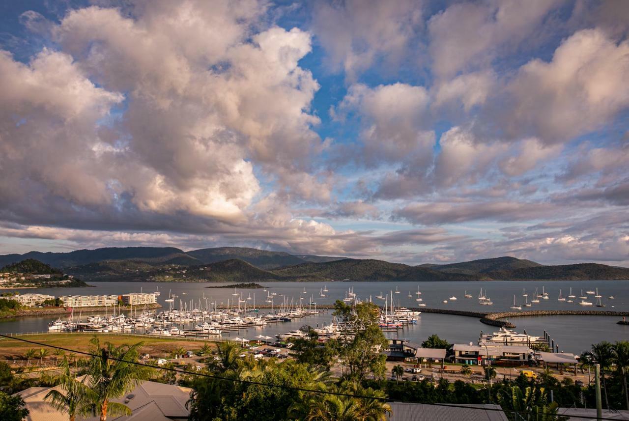 Sunlit Waters Studio Apartments Airlie Beach Exterior photo