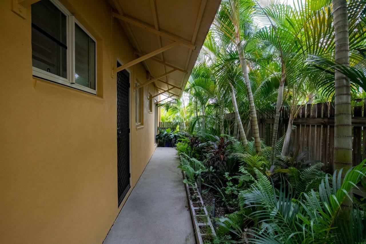 Sunlit Waters Studio Apartments Airlie Beach Exterior photo