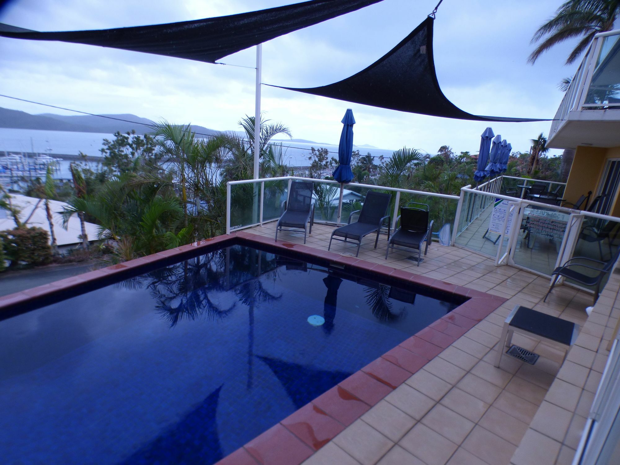 Sunlit Waters Studio Apartments Airlie Beach Exterior photo
